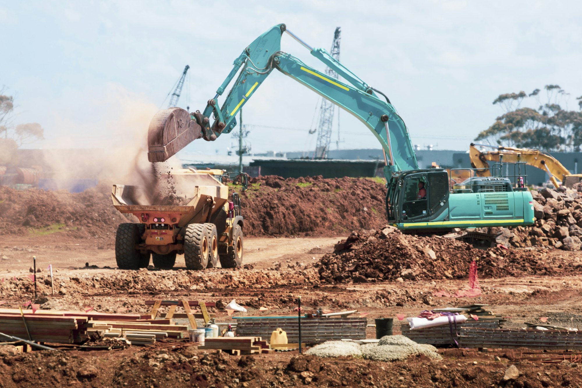 Excavation pour piscine résidentielle creusée à la mini-pelle